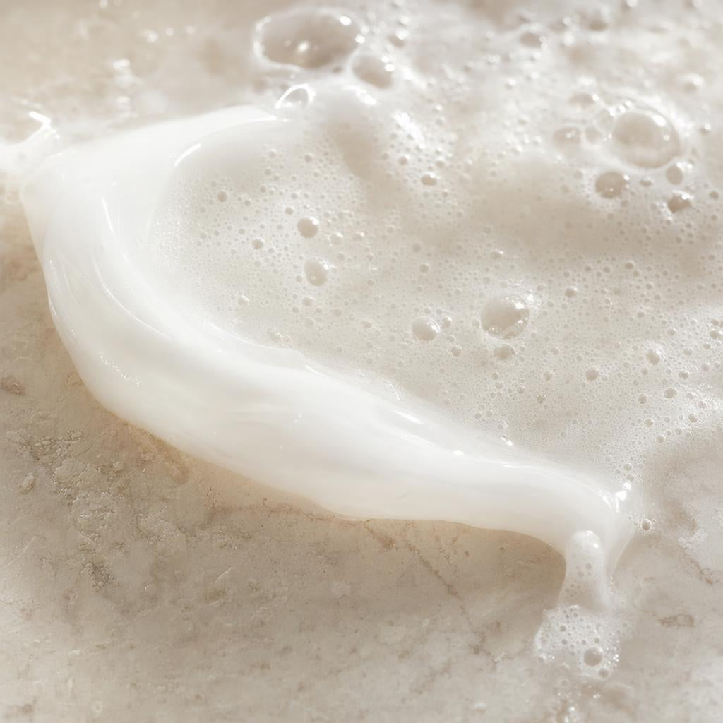 Textura cremosa y espuma suave del limpiador facial Pacifica