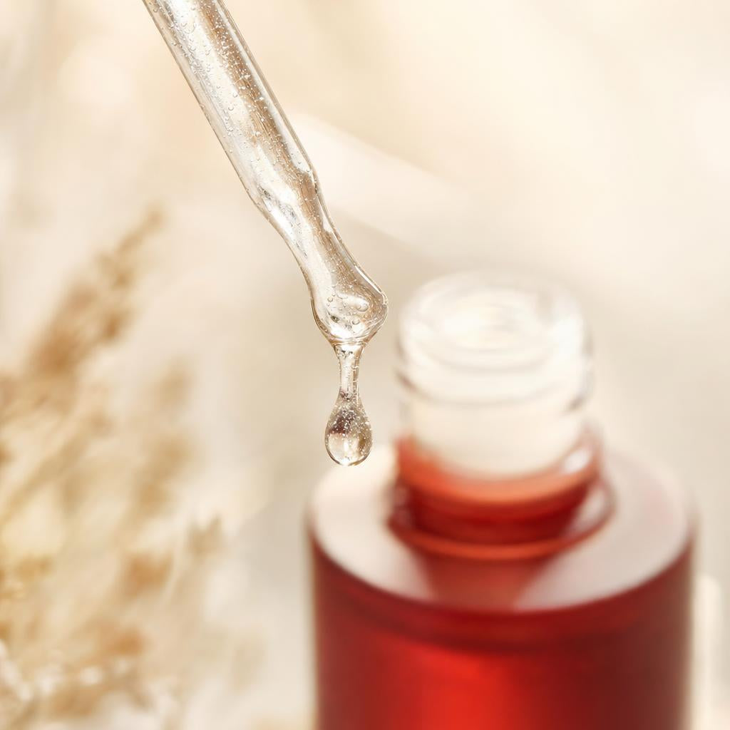 Gota de sérum de colágeno cayendo del cuentagotas