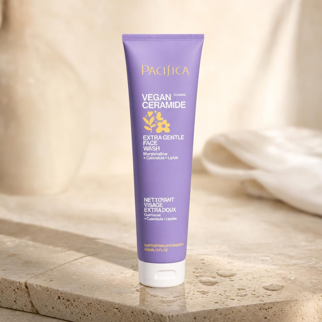 Limpiador facial Pacifica Vegan Ceramide sobre travertino con gotas de agua