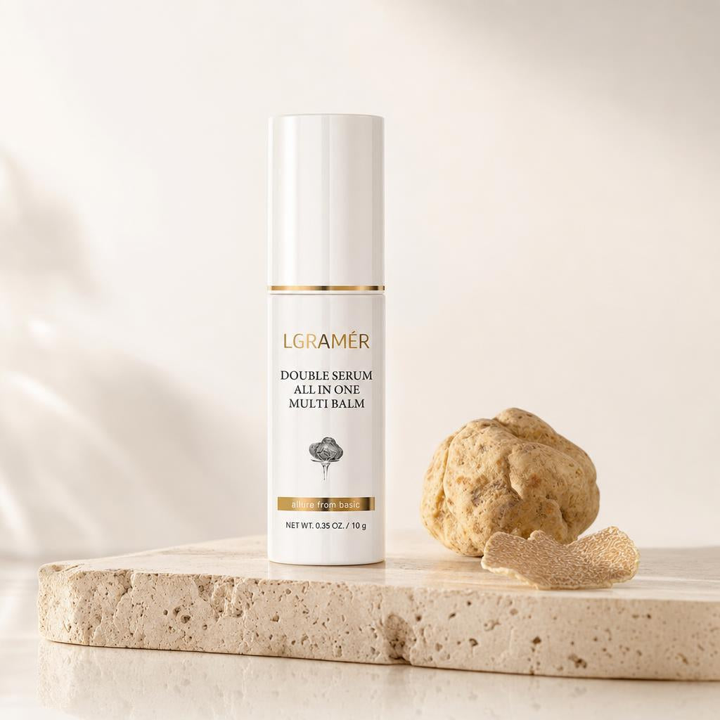 Bálsamo facial 3 en 1 de trufa blanca sobre travertino junto a una trufa